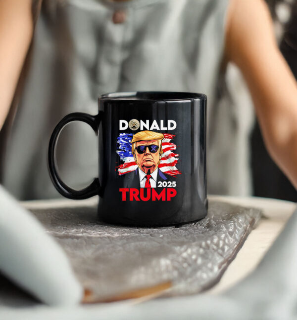 Donald Trump 2025 America flag Mug